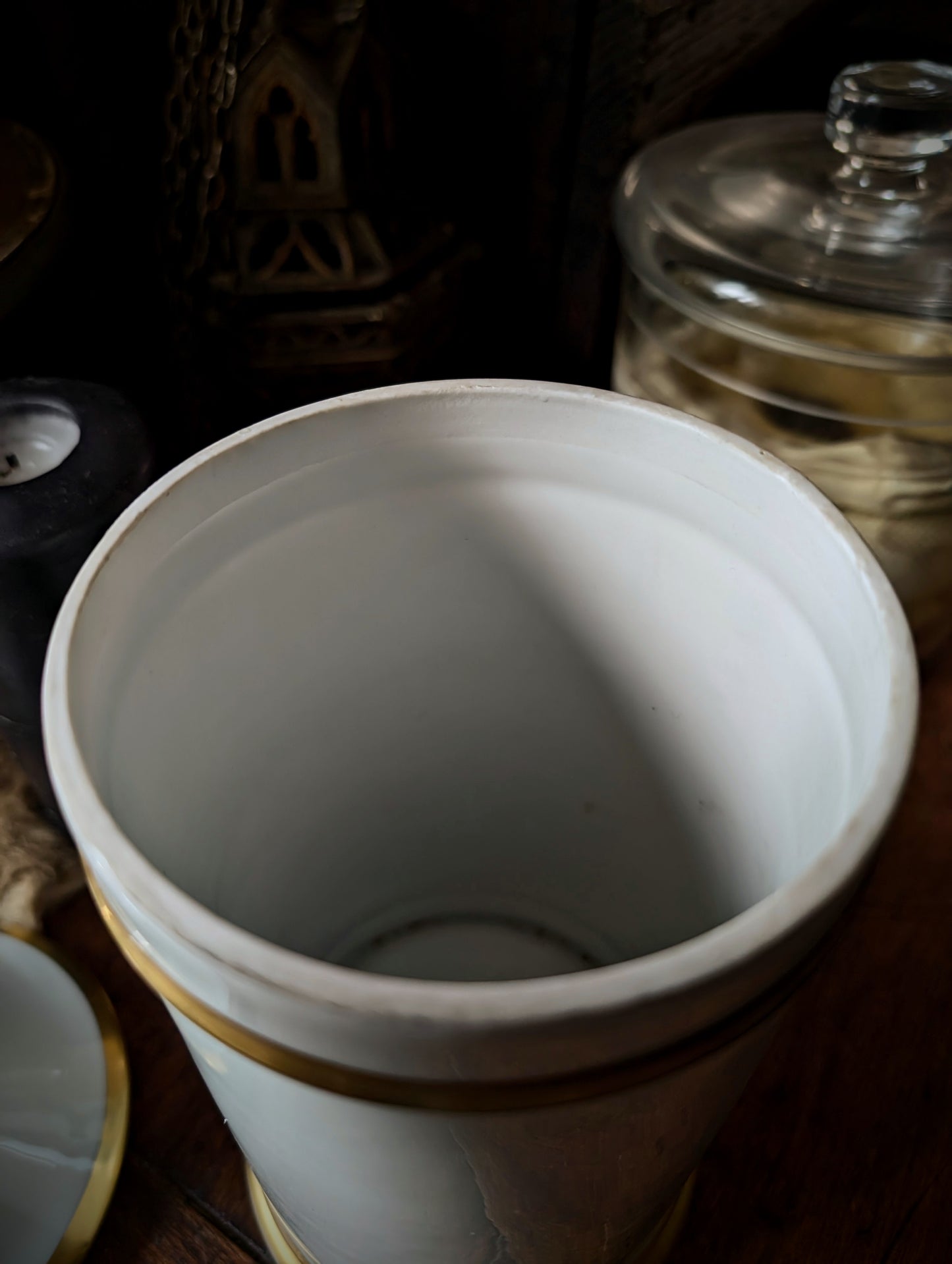 Large Opium Jar in porcelain