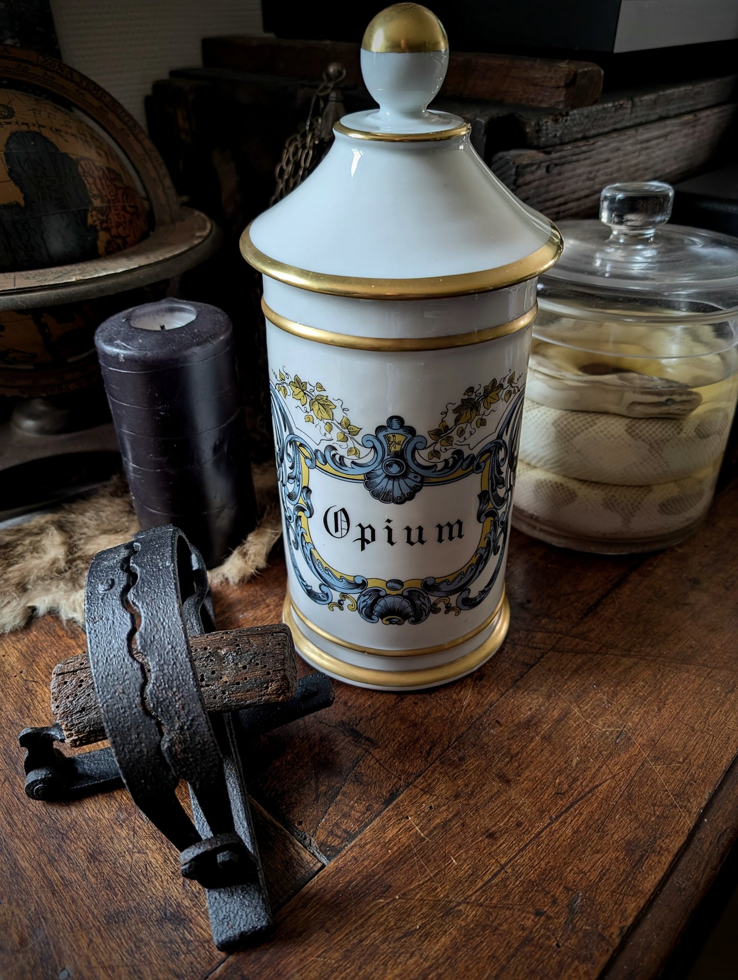 Large Opium Jar in porcelain