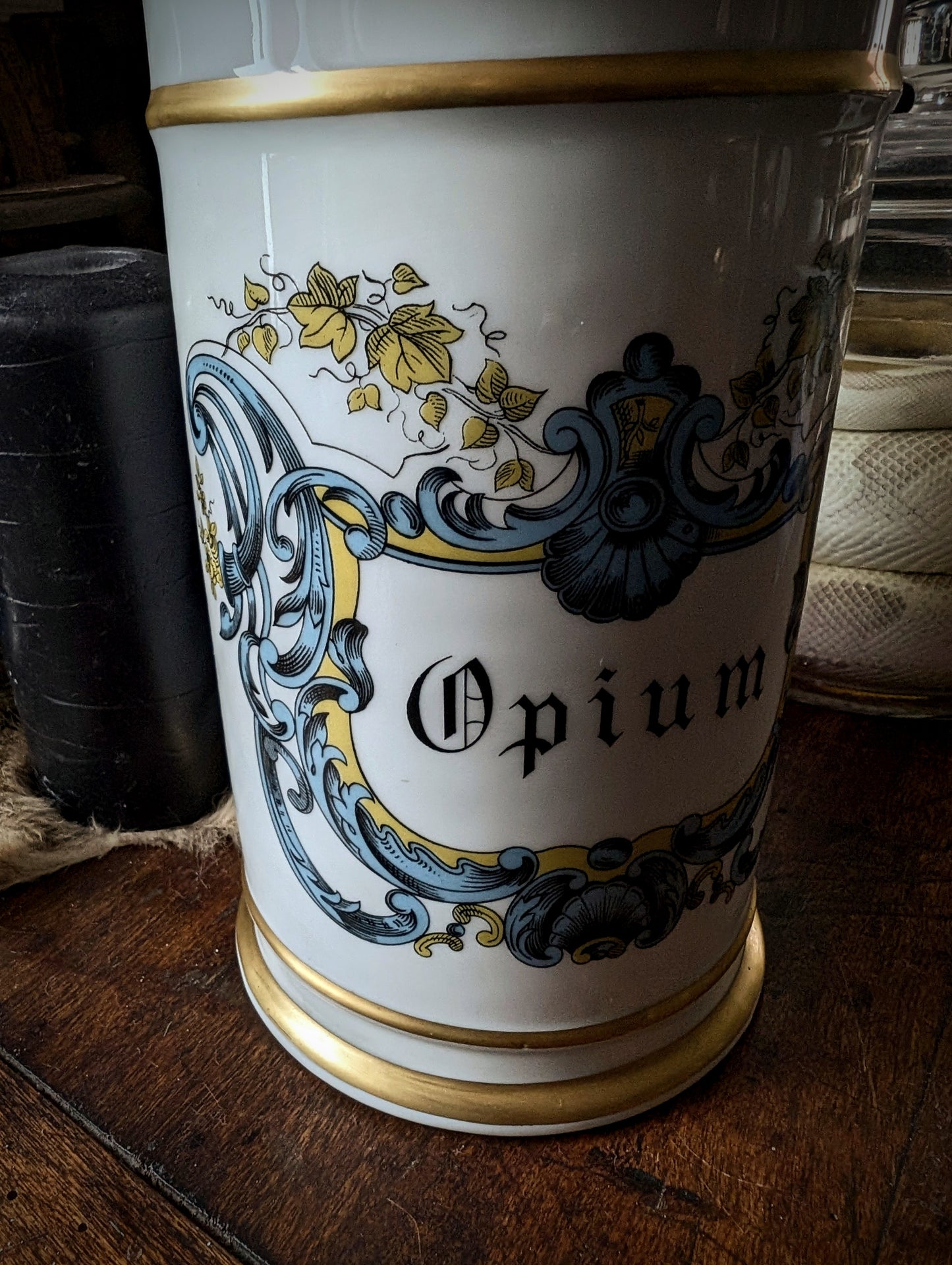 Large Opium Jar in porcelain