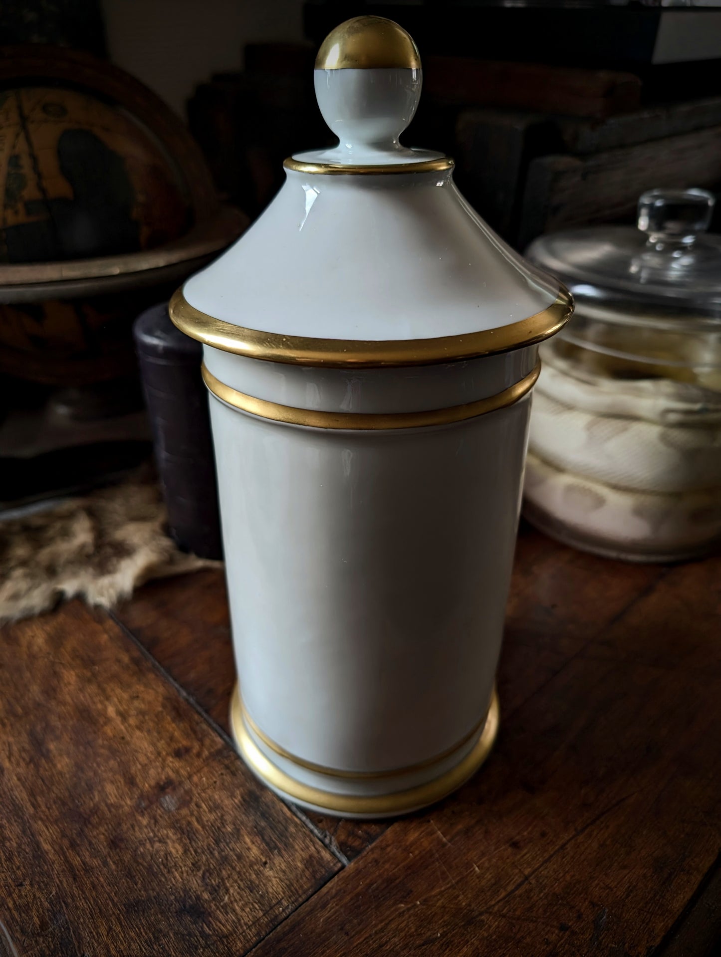 Large Opium Jar in porcelain