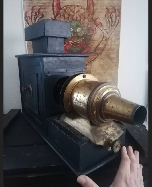 Antique Parisian magic / phantasmagorical lantern. Late 18th century.