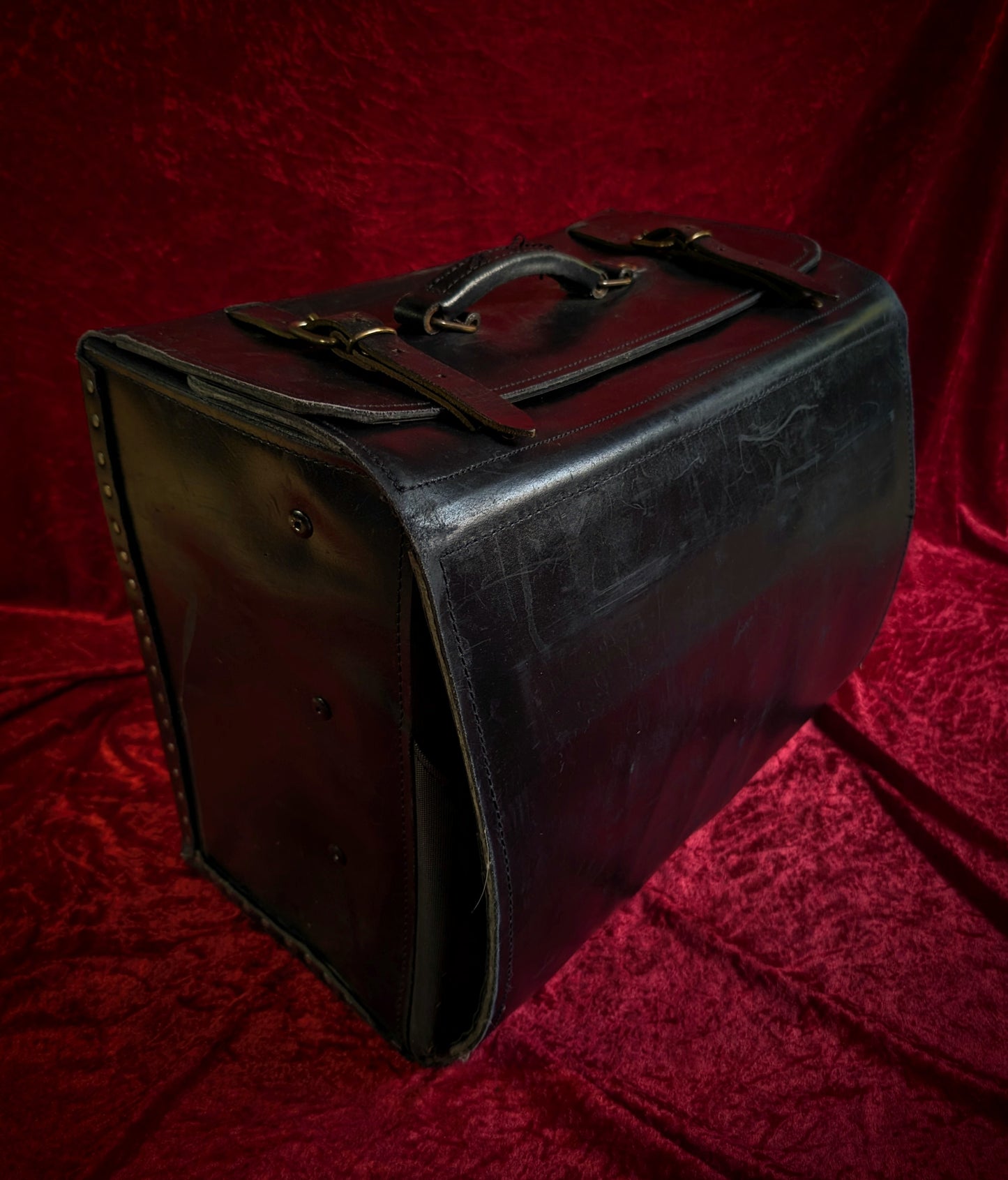 Vintage leather suitcase of Embalmer (Thanatopraxy), used to prepare thousands of bodies !