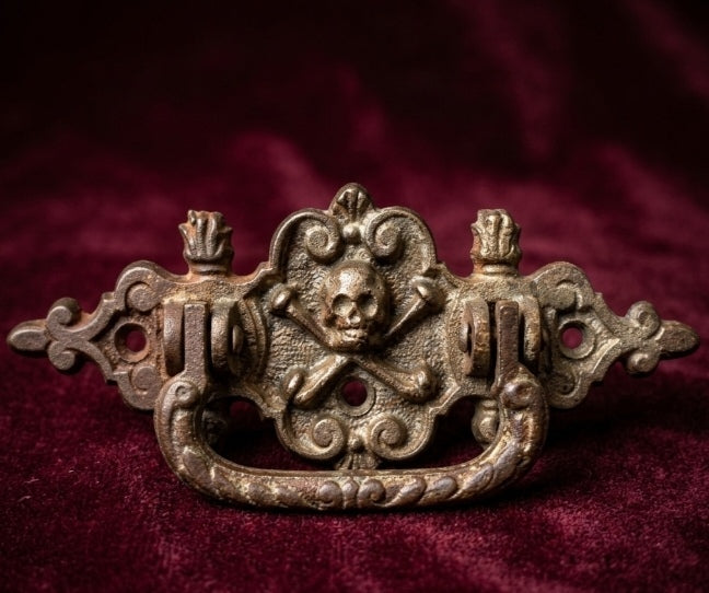 Coffin handle with a memento mori (19th century)