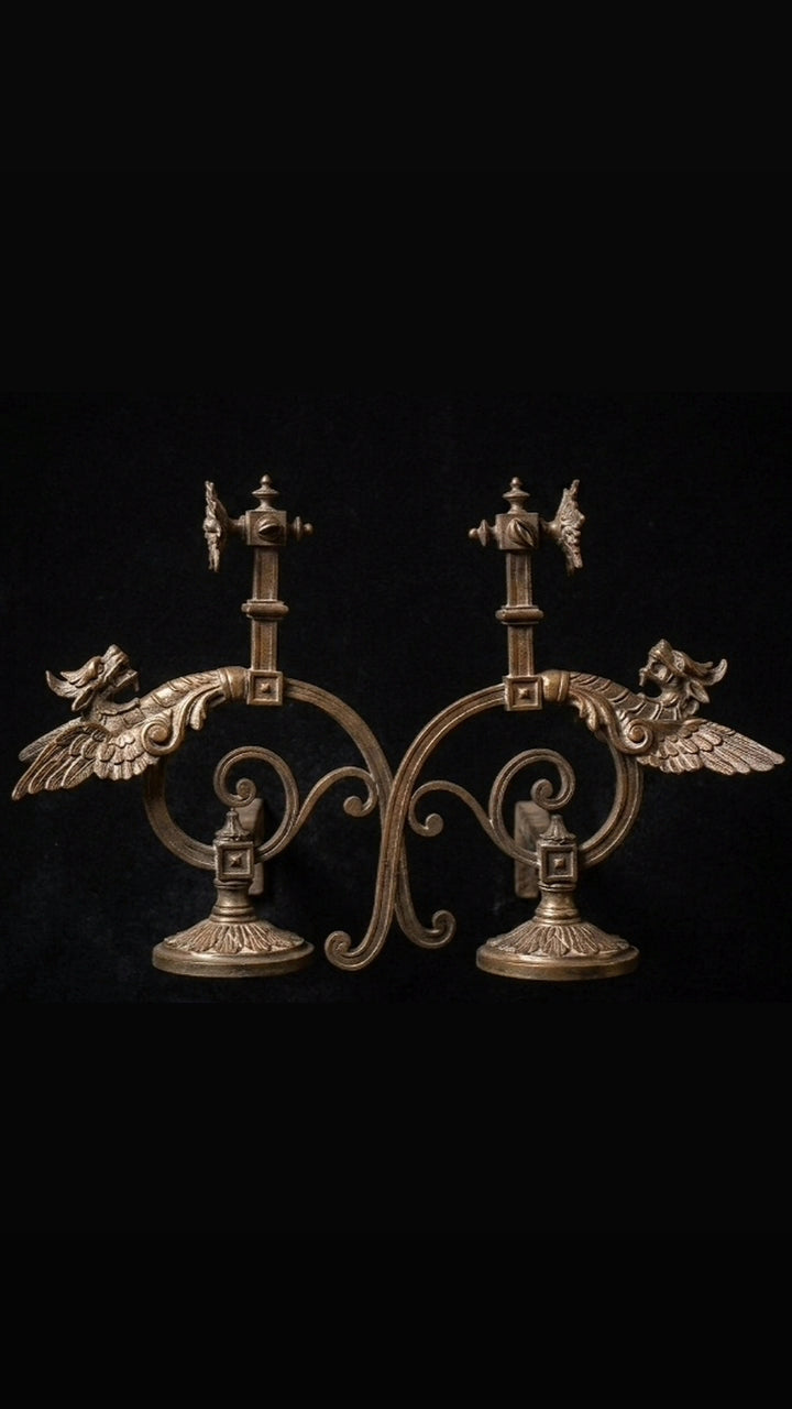 Pair of antique dragon wall lights
Made of bronze, 25 cm each