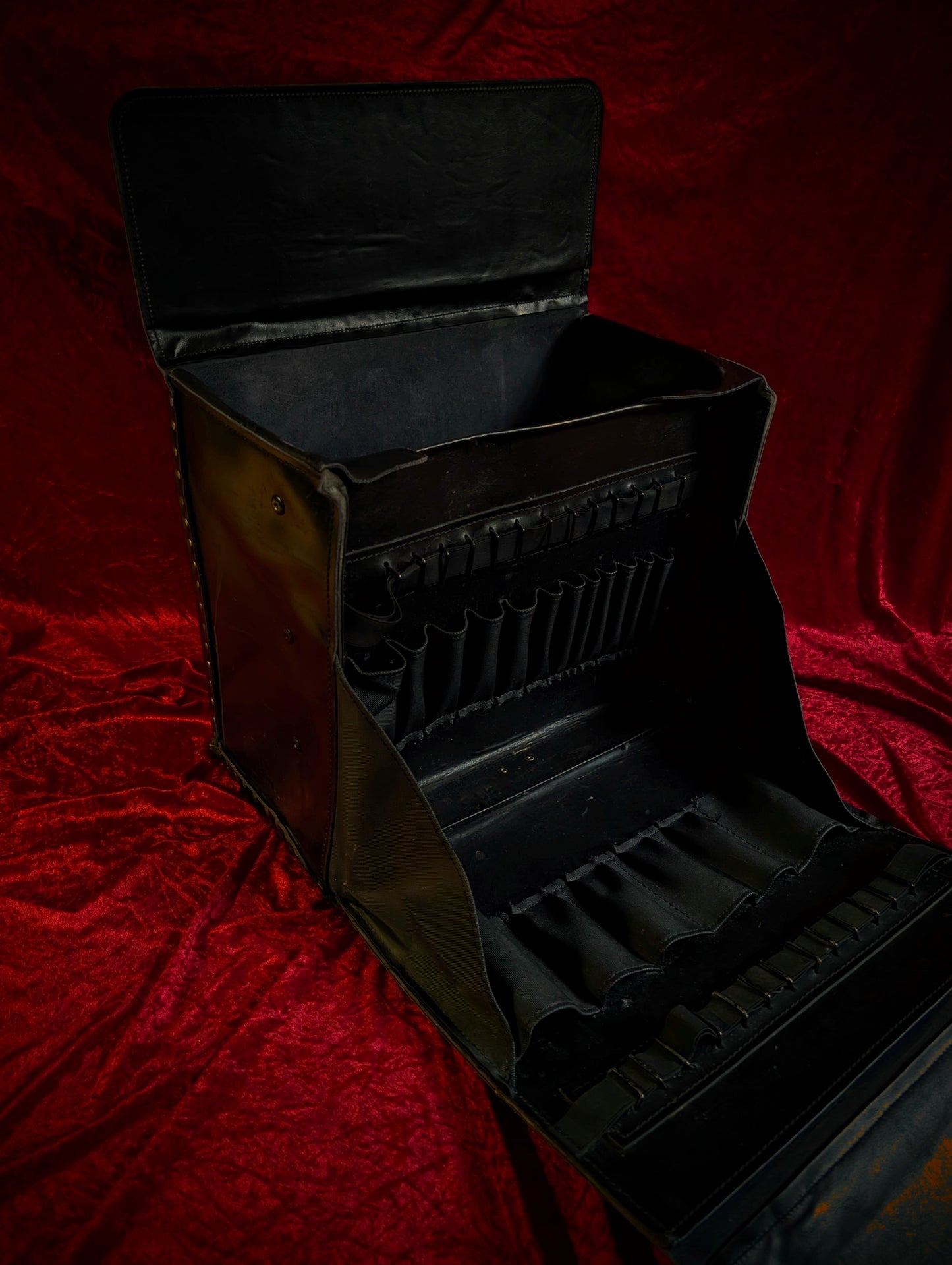 Vintage leather suitcase of Embalmer (Thanatopraxy), used to prepare thousands of bodies !