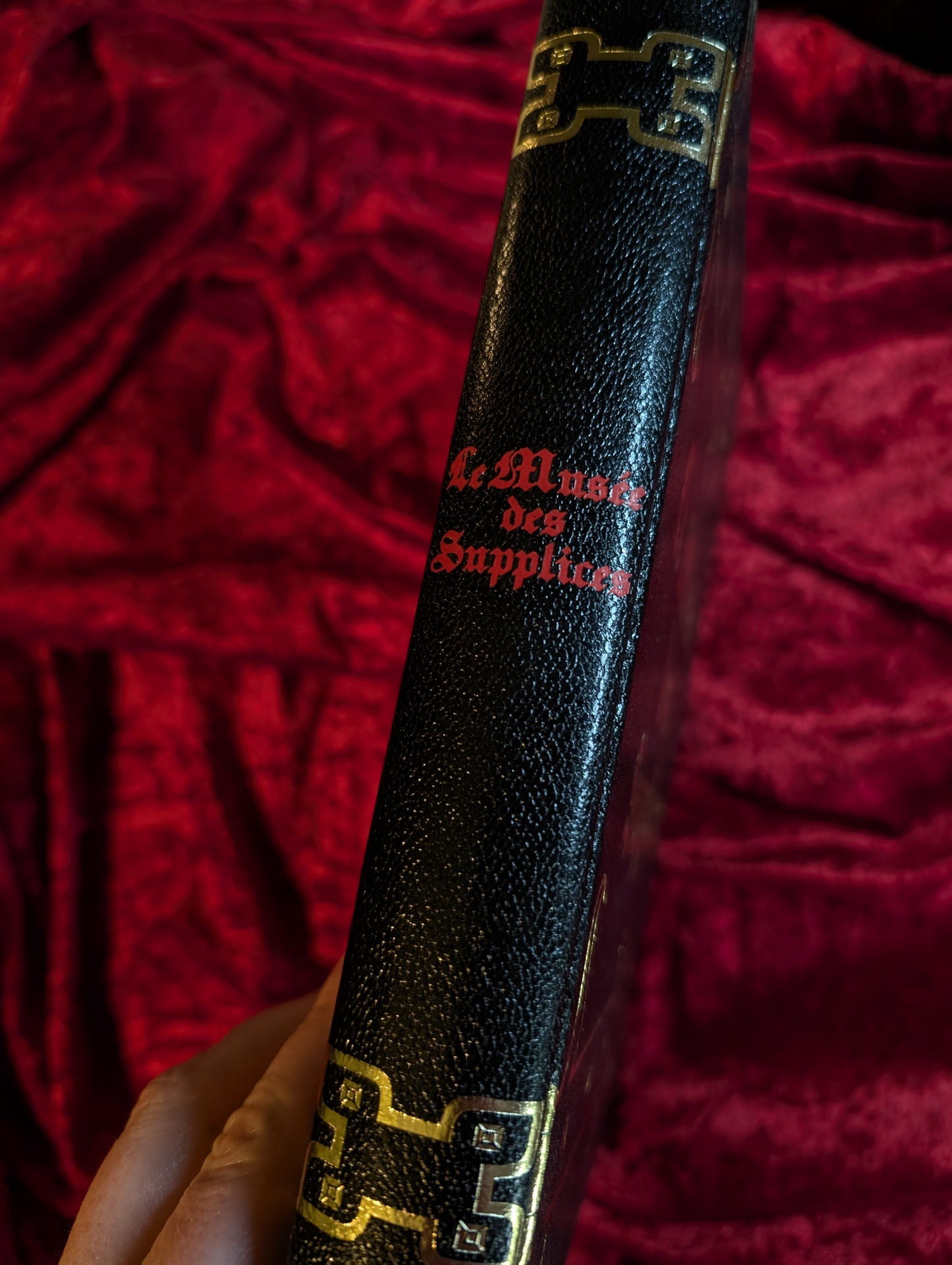 Livre "Le Musée des Supplices" par R. Villeneuve (reliure en cuir, ed. 1968)