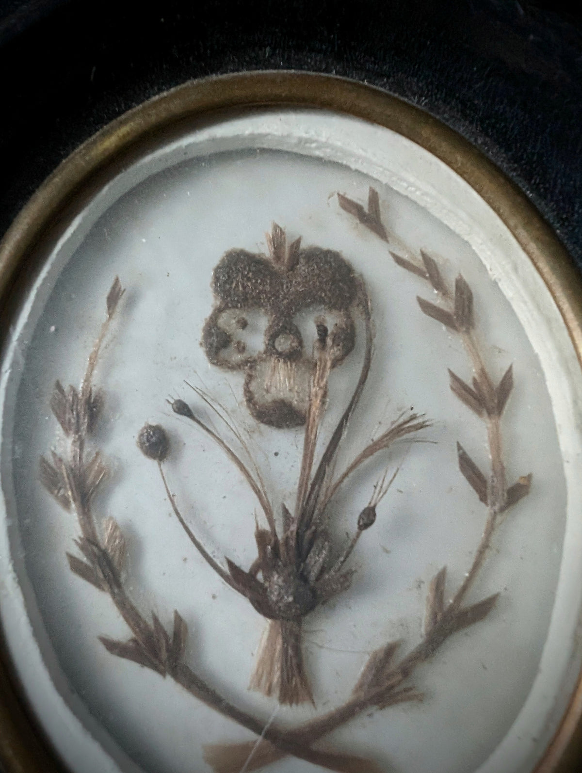 Seltenes Haar-Reliquiar aus dem späten 19. Jahrhundert mit Memento-Mori-Schädel