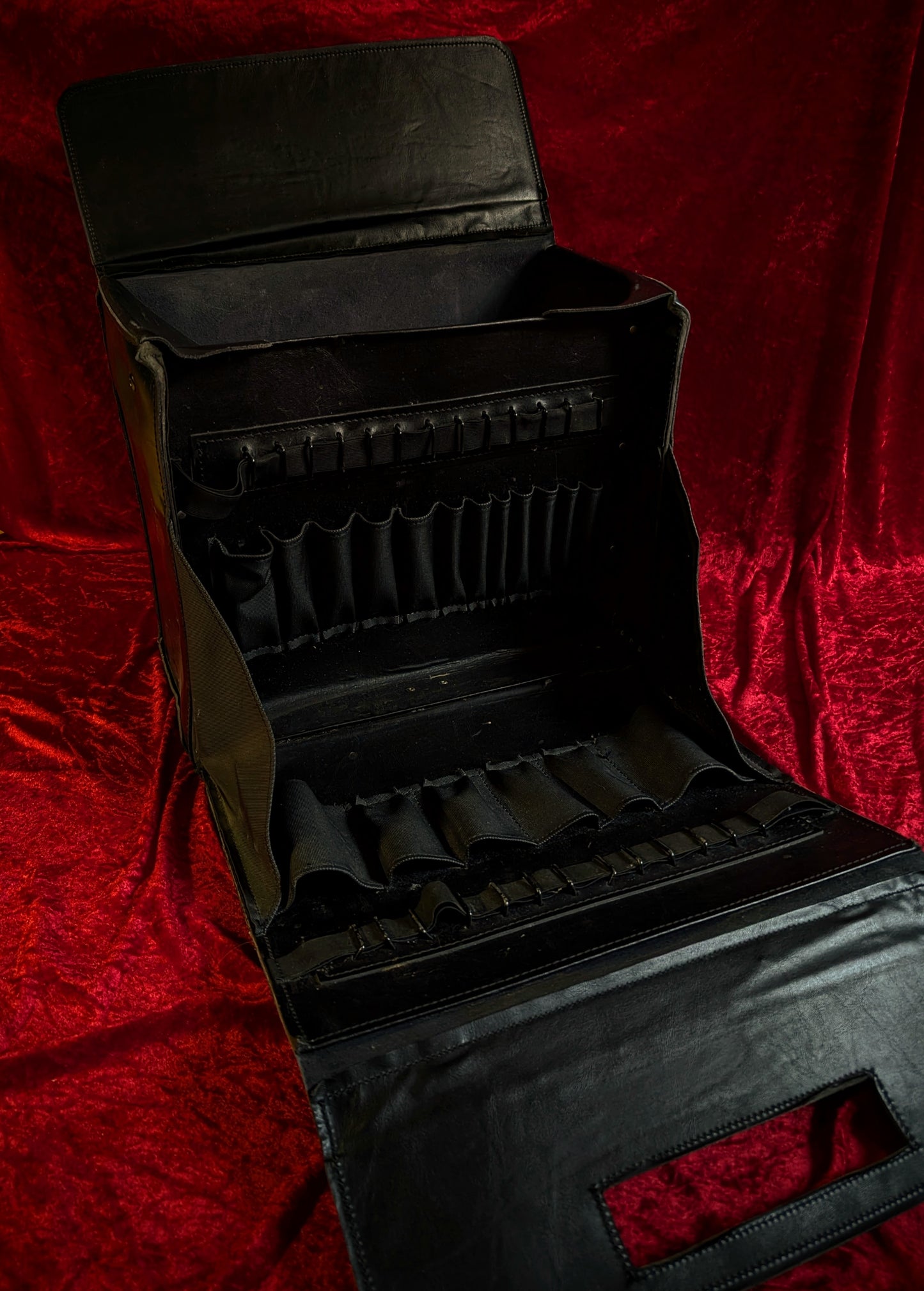 Vintage leather suitcase of Embalmer (Thanatopraxy), used to prepare thousands of bodies !