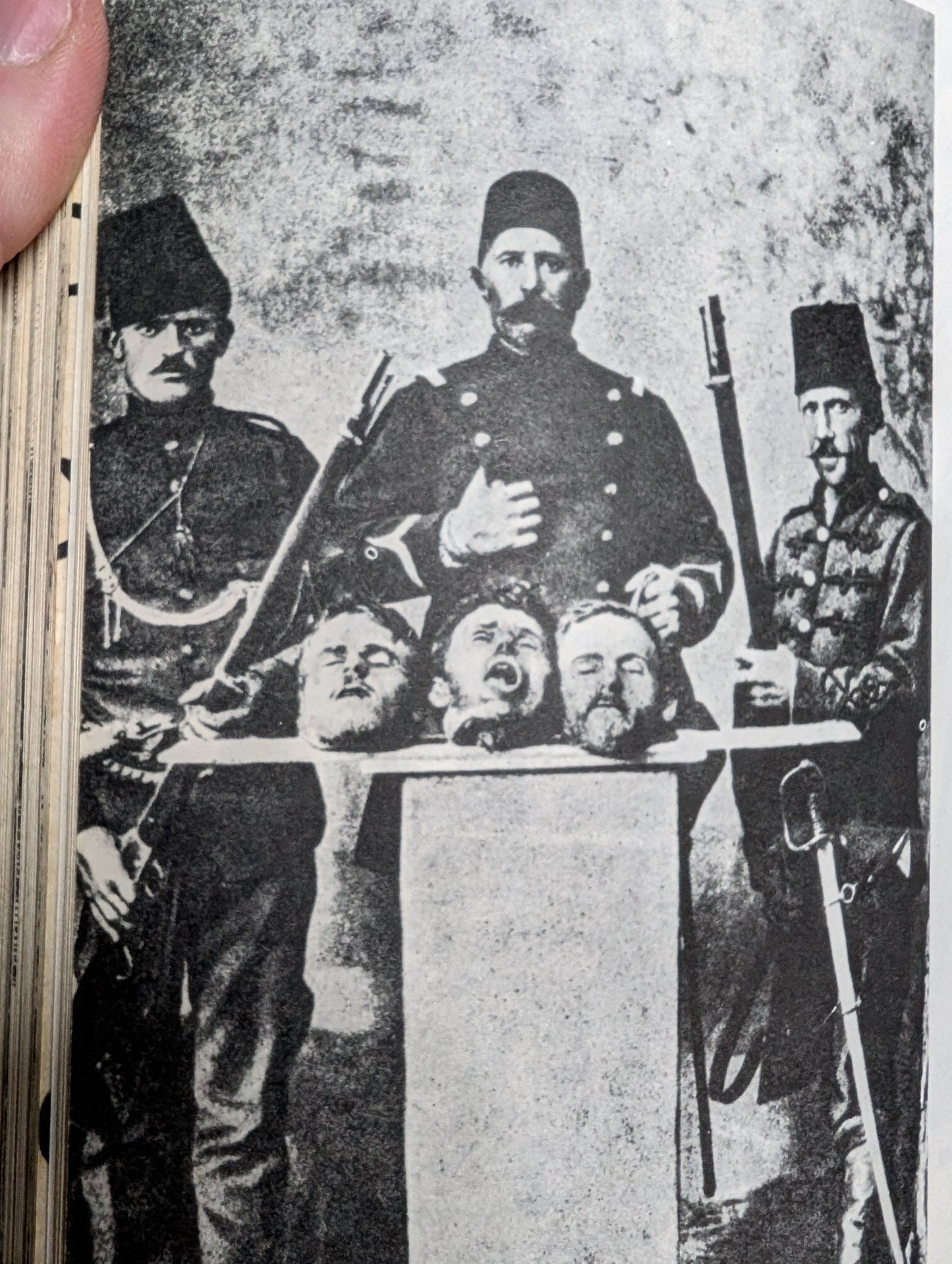 Livre "Le Musée des Supplices" par R. Villeneuve (édition souple . 1973)