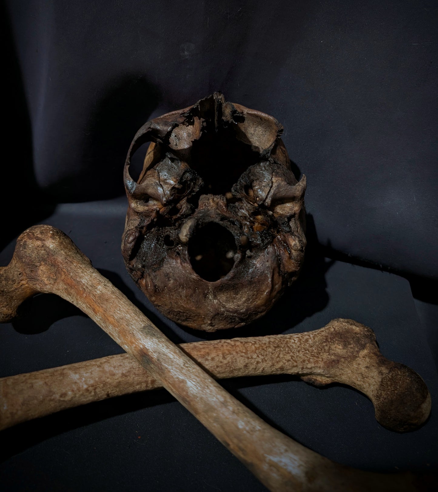 Memento mori skull with femurs (with dark patina) from Italy