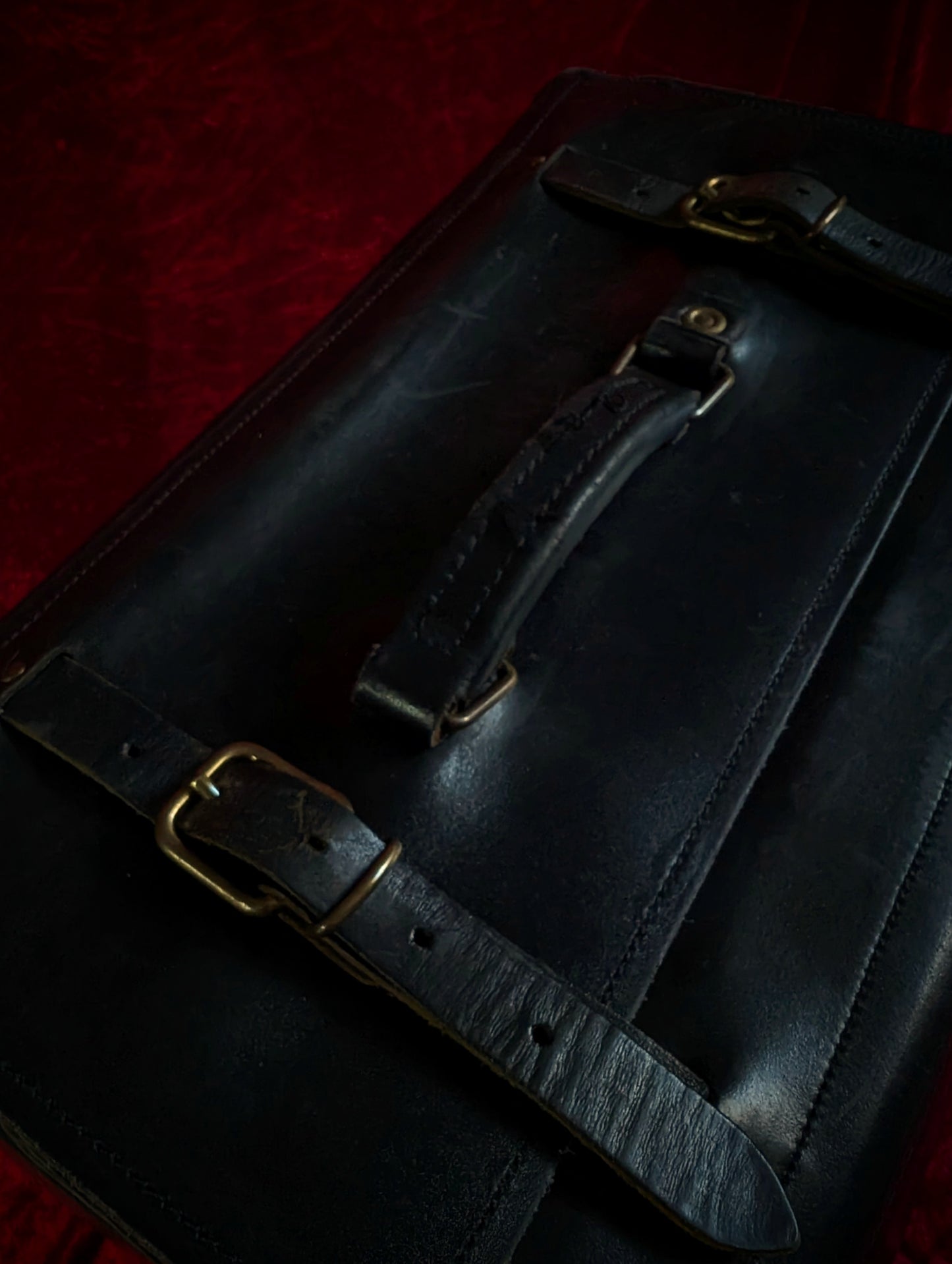 Vintage leather suitcase of Embalmer (Thanatopraxy), used to prepare thousands of bodies !