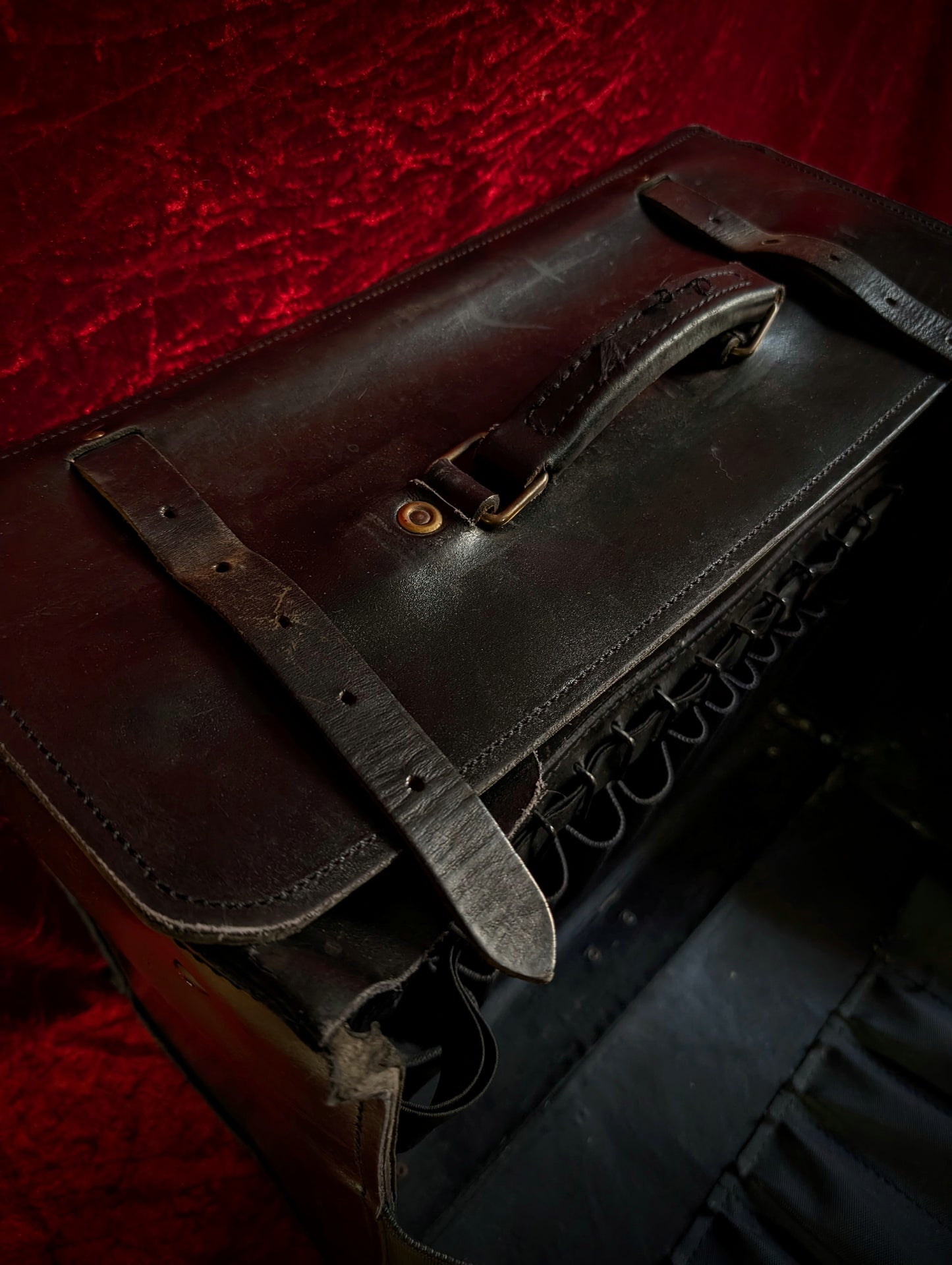 Vintage leather suitcase of Embalmer (Thanatopraxy), used to prepare thousands of bodies !