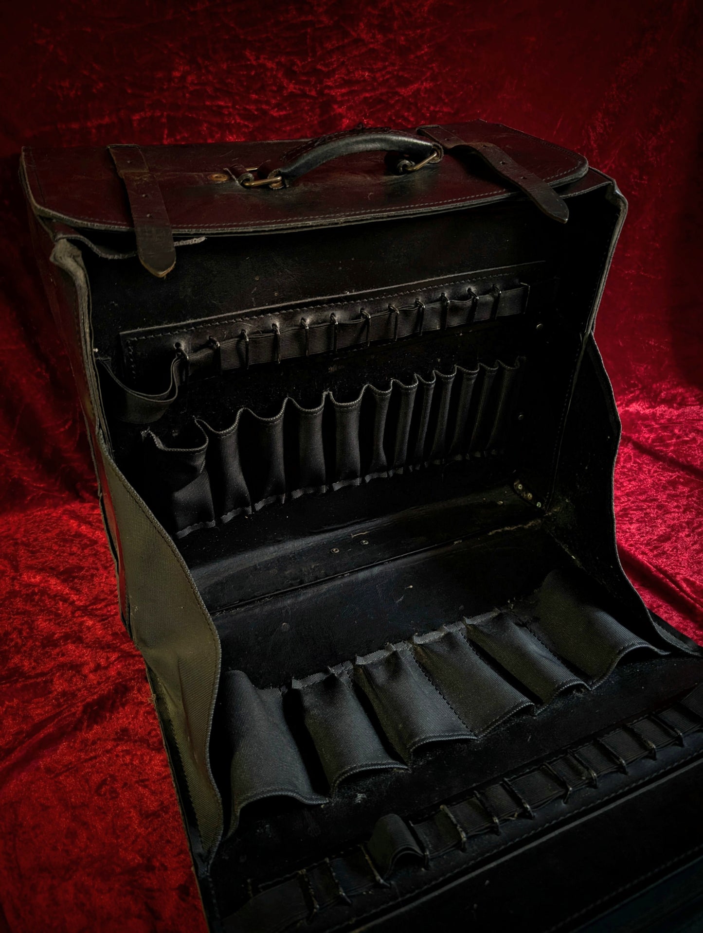 Vintage leather suitcase of Embalmer (Thanatopraxy), used to prepare thousands of bodies !