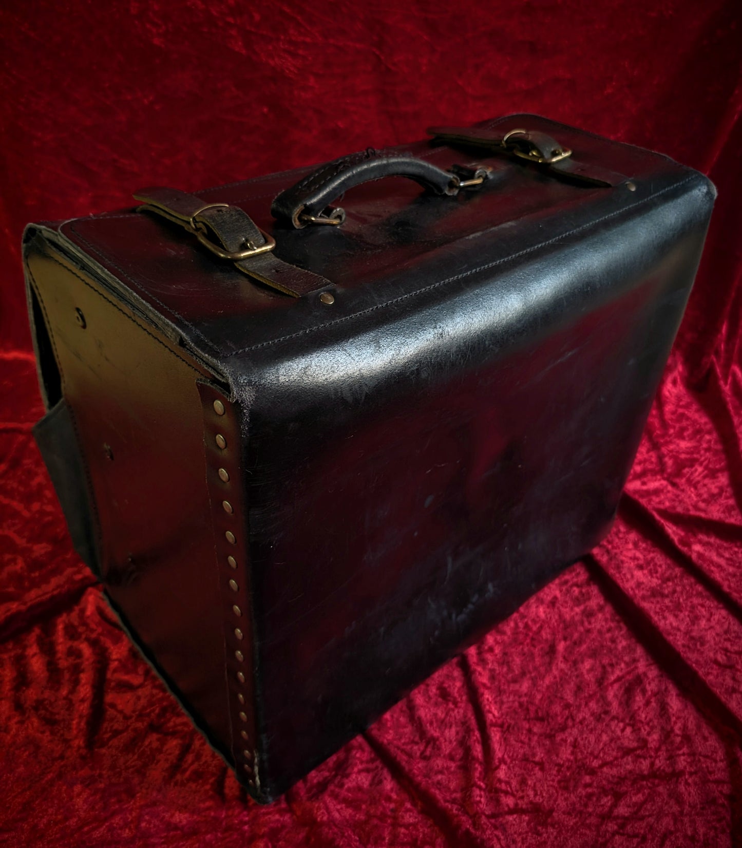 Vintage leather suitcase of Embalmer (Thanatopraxy), used to prepare thousands of bodies !