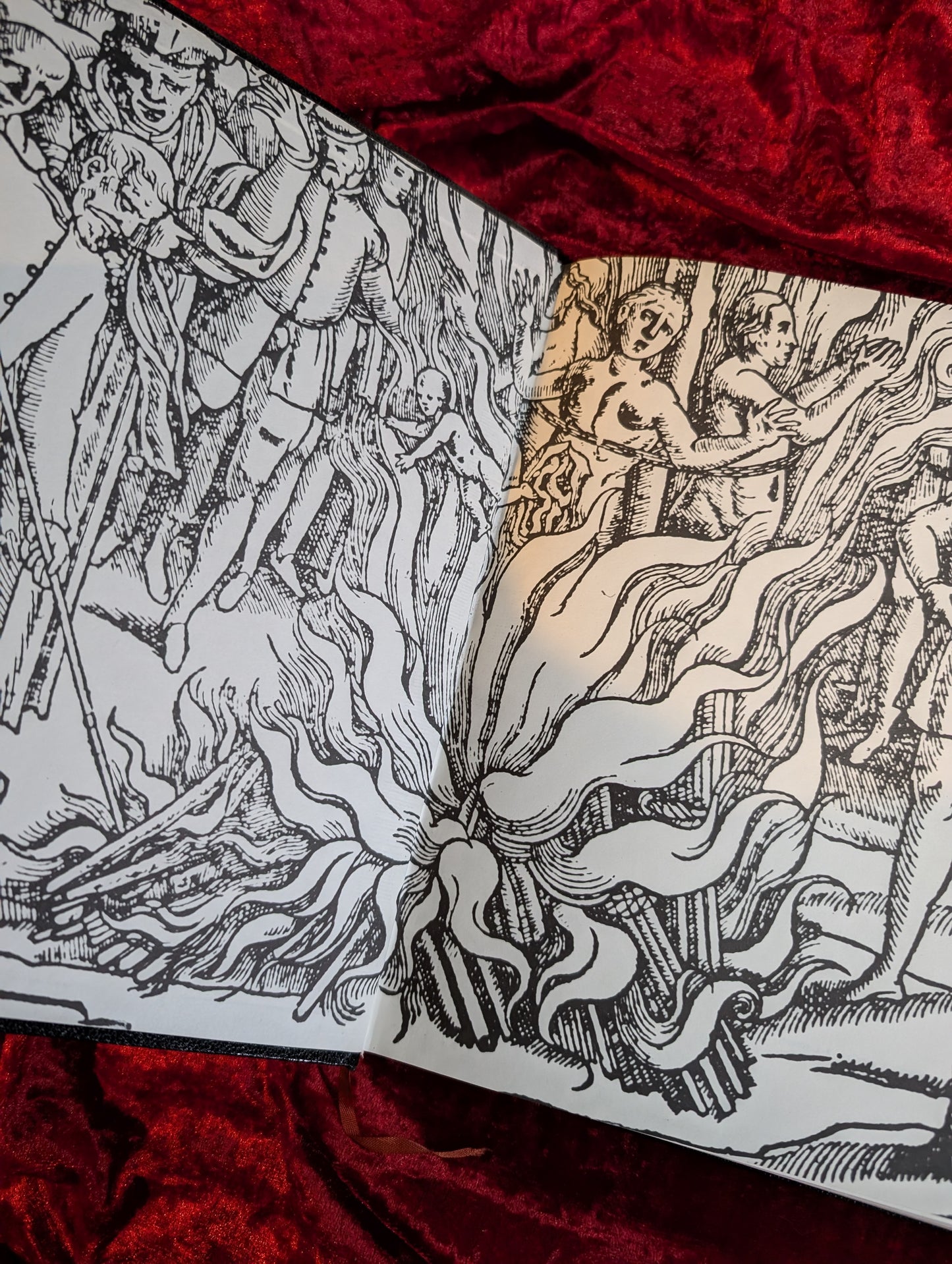 Livre "Le Musée des Supplices" par R. Villeneuve (reliure en cuir, ed. 1968)