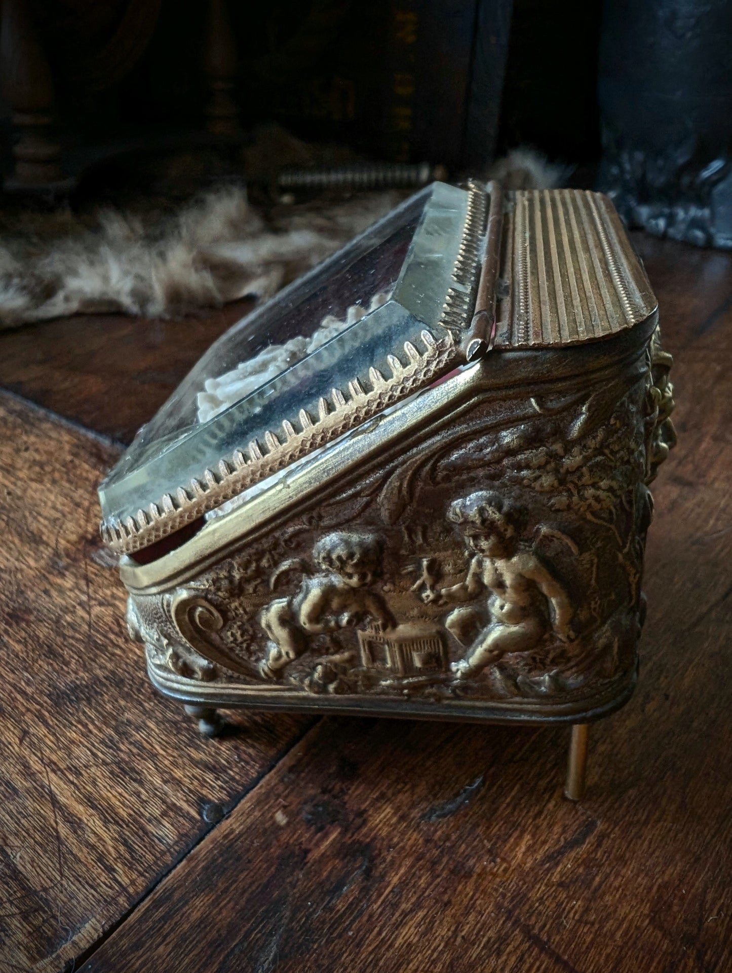 Memento mori / Hand-Carved Skeleton Figure in Deer Antler – Antique Glass Display Casket