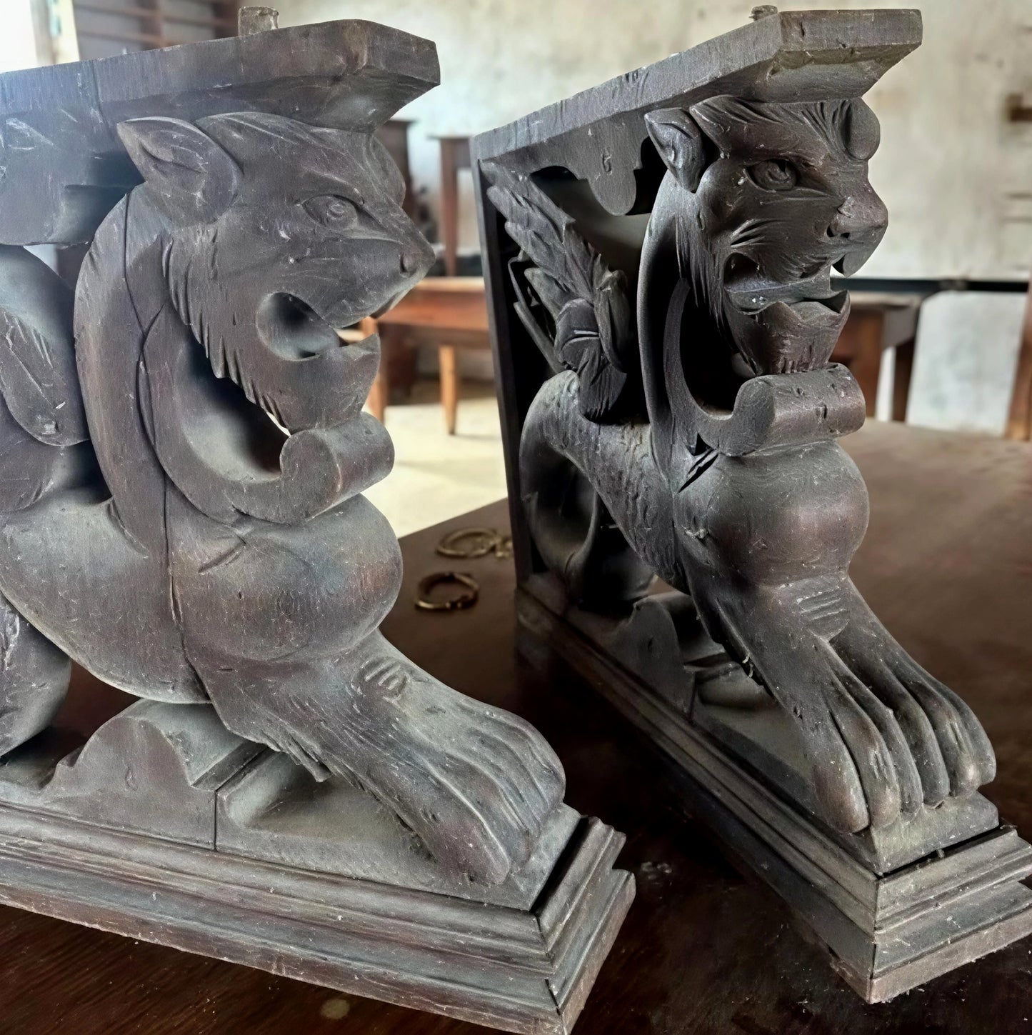A pair of antique carved wooden griffins from the 19th century (35 cm) made of oak