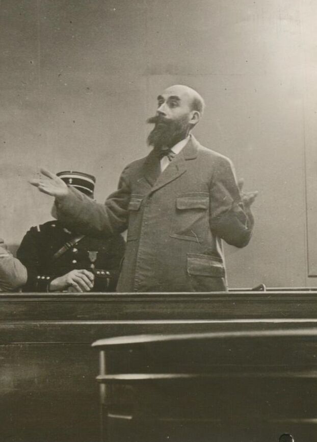 1922 newspaper on the execution of serial killer LANDRU (original)