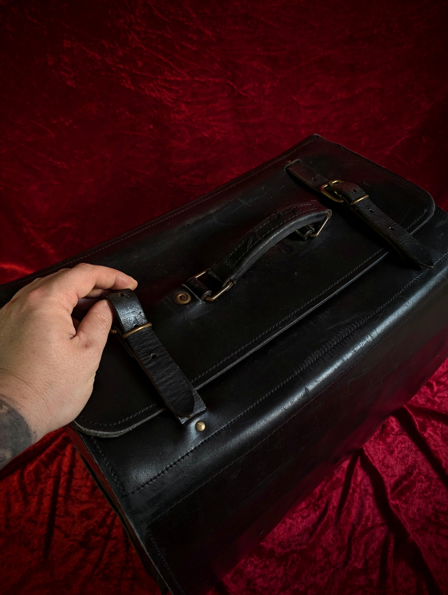 Vintage leather suitcase of Embalmer (Thanatopraxy), used to prepare thousands of bodies !
