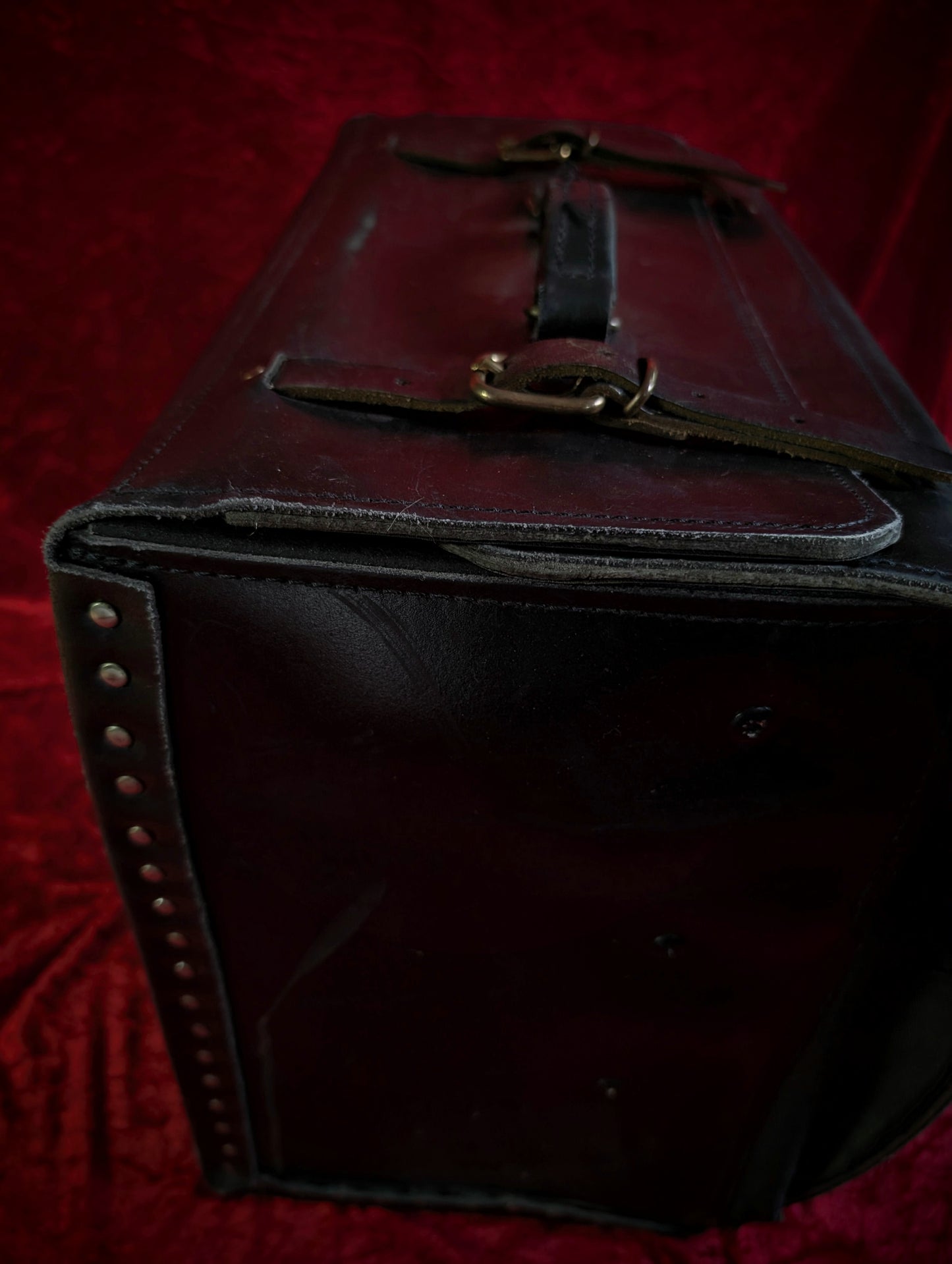 Vintage leather suitcase of Embalmer (Thanatopraxy), used to prepare thousands of bodies !