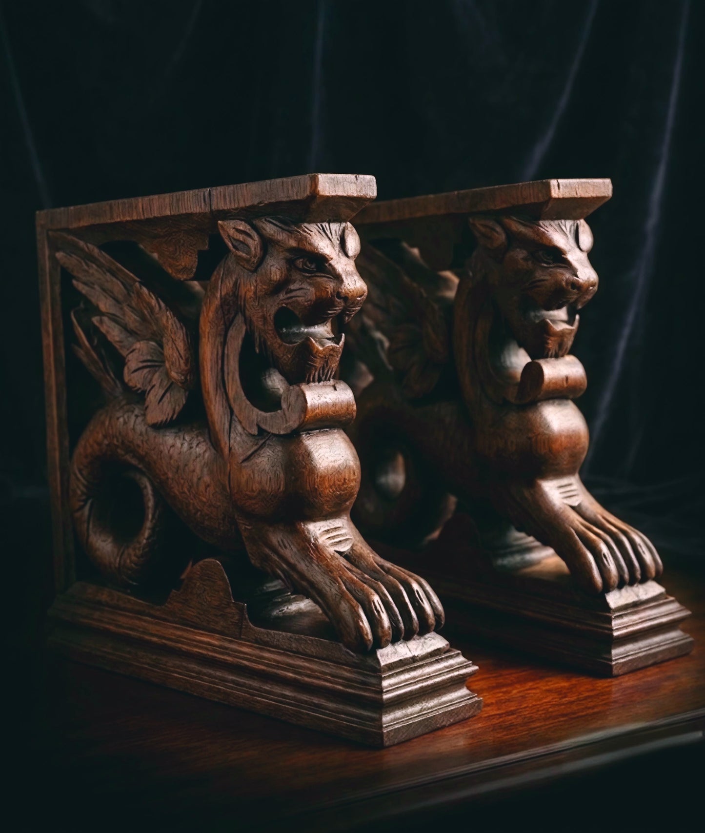 A pair of antique carved wooden griffins from the 19th century (35 cm) made of oak