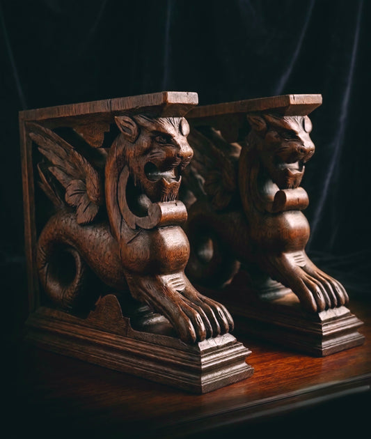 A pair of antique carved wooden griffins from the 19th century (35 cm) made of oak