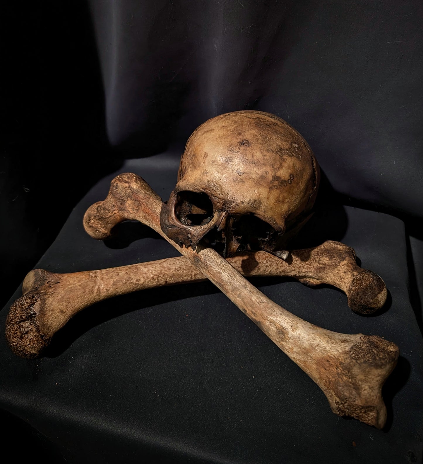 Memento mori skull with femurs (with dark patina) from Italy