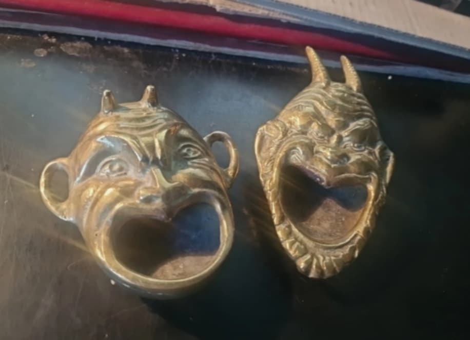 Two devil's head ashtrays In brass, early 20th