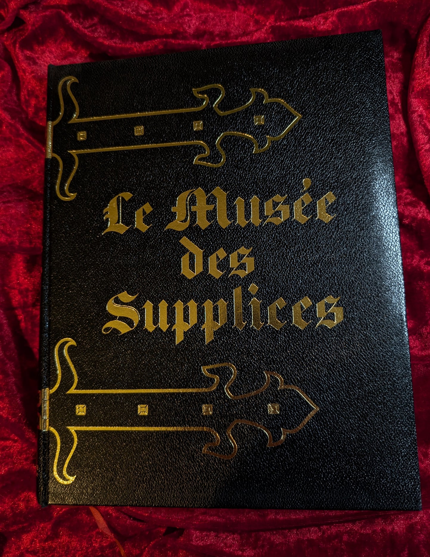 Livre "Le Musée des Supplices" par R. Villeneuve (reliure en cuir, ed. 1968)