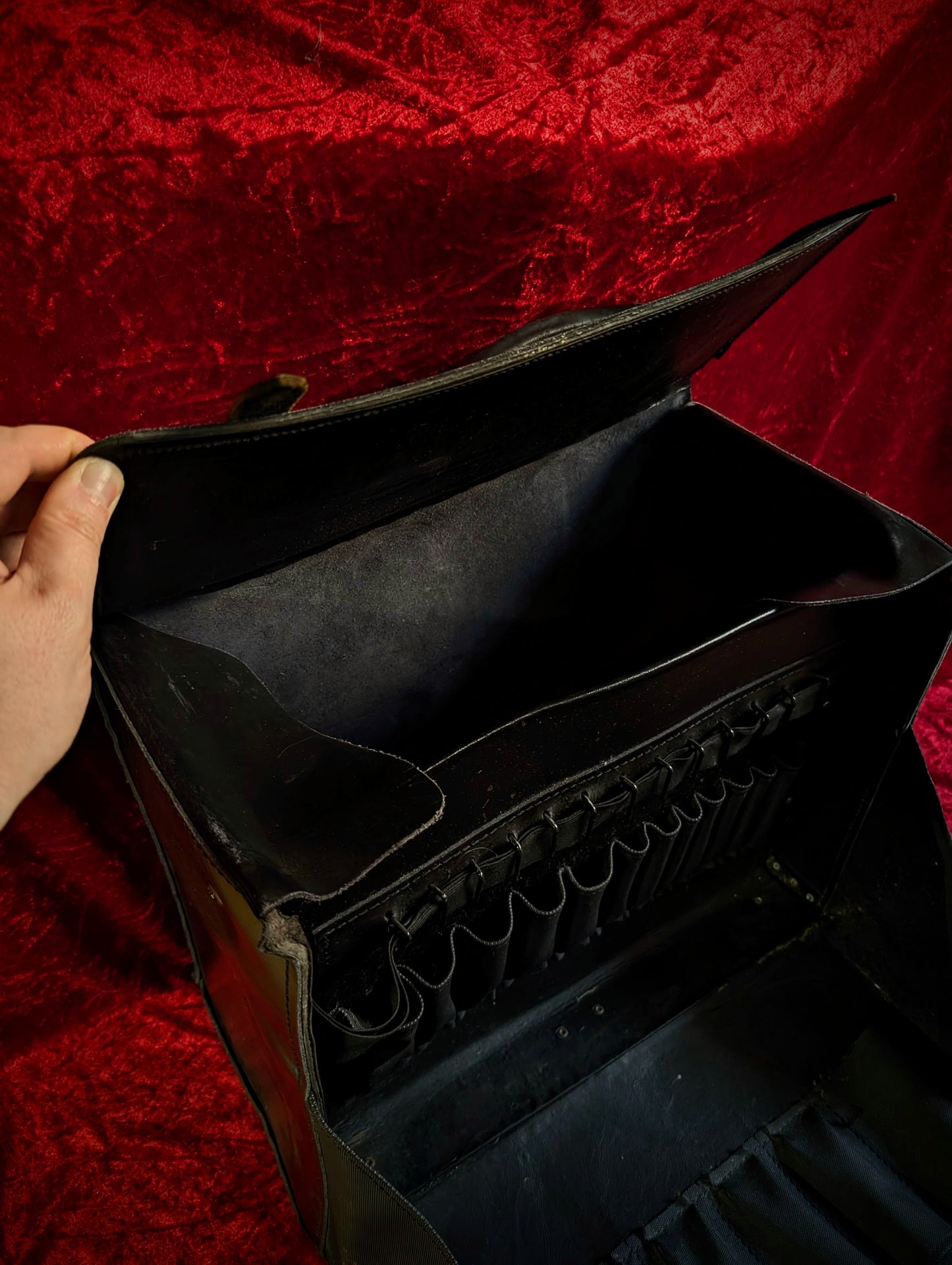 Vintage leather suitcase of Embalmer (Thanatopraxy), used to prepare thousands of bodies !